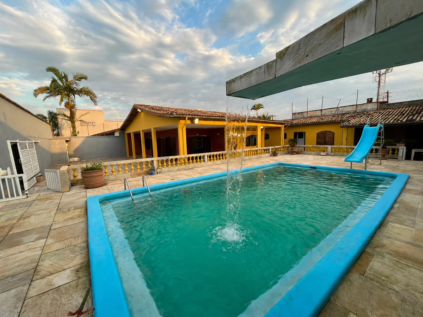 Casa com 4 dormitórios próximo à praia no bairro Guarda Civil