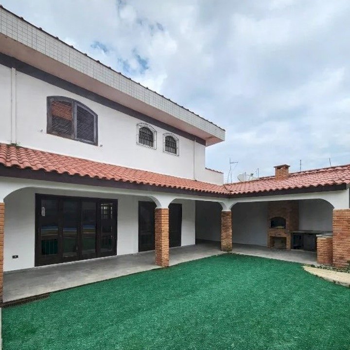 Sobrado em Itanhaém com 03 dormitórios e com Piscina